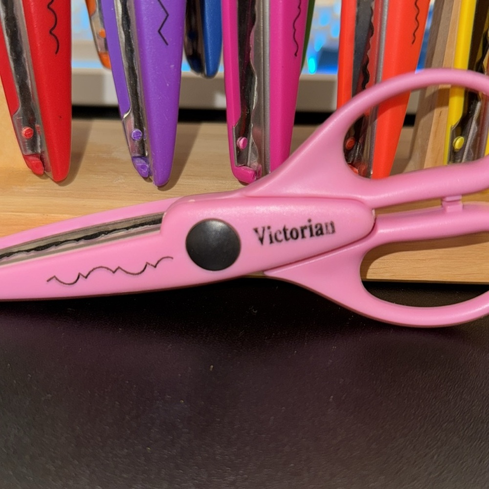 Craft Scissors, 12 different Cutting Designs, EUC - Picture 11 of 16